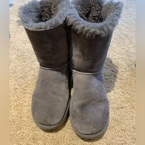 Grey women’s size 7 Ugg boots with bows